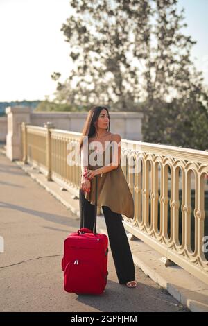 giovane donna elegante con carrello in città Foto Stock