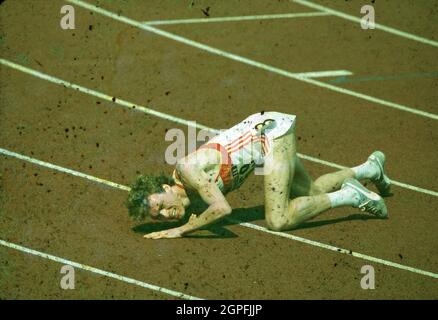 Seul Corea 1988: Il corridore tedesco di 5,000 metri Dieter Baumann crolla al traguardo dopo aver preso il secondo posto alle Olimpiadi di Seul del 1988. ©Bob Daemmrich Foto Stock
