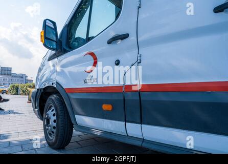 Eminonu, Istanbul, Turchia - 07.05.2021: Vista laterale del veicolo ufficiale della Mezzaluna Rossa turca (Türk Kizilay) parcheggiato per donazione di sangue in piazza con Foto Stock