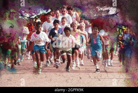 Austin Texas USA, circa 1990: I bambini e i loro genitori fanno giri su una pista durante una fiera di idoneità sponsorizzata da Marathon Kids. ©Bob Daemmrich Foto Stock