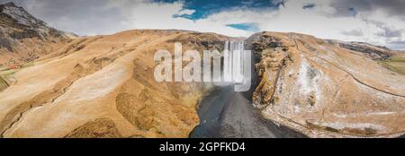 cascata estrema dalla vista aerea in primavera in vista panoramica Foto Stock