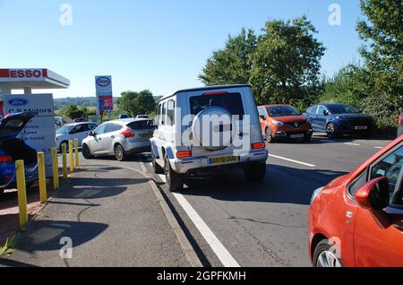 I conducenti sono in fila per rifornirsi di carburante presso un distributore di benzina esso a Tenterden, Kent, Inghilterra, il 24 settembre 2021. L'acquisto di panico è iniziato dopo i timori di una carenza di carburante a causa della mancanza di conducenti di autocarri. Foto Stock