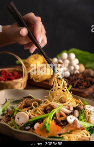 Tagliatelle fritte con funghi e manzo, un ottimo piatto Foto Stock