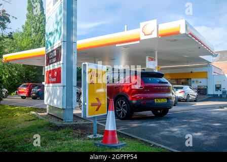 Leicester, Regno Unito. 29 settembre 2021. Le previsioni delle stazioni di servizio iniziano a riaprirsi poiché i veicoli in coda causano congestione del traffico. Foto Stock