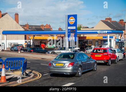 Leicester, Regno Unito. 29 settembre 2021. Le previsioni delle stazioni di servizio iniziano a riaprirsi poiché i veicoli in coda causano congestione del traffico. Foto Stock