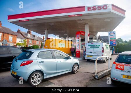 Leicester, Regno Unito. 29 settembre 2021. Le previsioni delle stazioni di servizio iniziano a riaprirsi poiché i veicoli in coda causano congestione del traffico. Foto Stock