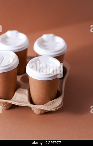 Tazza di caffè in un portabicchieri in un'auto Foto stock - Alamy