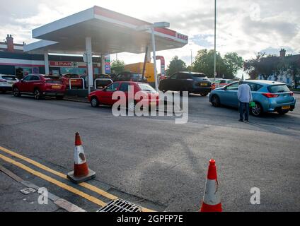 Leicester, Regno Unito. 29 settembre 2021. Le previsioni delle stazioni di servizio iniziano a riaprirsi poiché i veicoli in coda causano congestione del traffico. Foto Stock