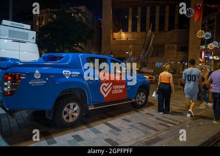 Beyoglu, Istanbul, Turchia - 07.07.2021: Blue Municipal fast Solution auto in attesa prima di pattugliare sulla strada Istiklal indipendenza di notte e som Foto Stock