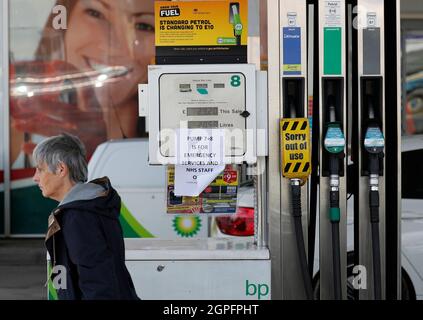 Markfield, Leicestershire, Regno Unito. 29 settembre 2021. Un cartello è appeso a una pompa di benzina riservata al Servizio di emergenza e ai lavoratori NHS dopo che il governo ha esortato le persone a continuare ad acquistare benzina come di consueto, nonostante i problemi di approvvigionamento che hanno chiuso alcune stazioni. Credit Darren Staples/Alamy Live News. Foto Stock