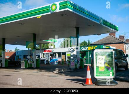 Leicester, Regno Unito. 29 settembre 2021. Le stazioni di benzina rimangono senza carburante. Segnali e coni avvertono i conducenti che sono ancora vuoti. Foto Stock