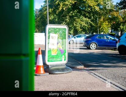 Leicester, Regno Unito. 29 settembre 2021. Le stazioni di benzina rimangono senza carburante. Segnali e coni avvertono i conducenti che sono ancora vuoti. Foto Stock