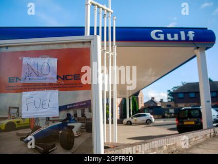 Leicester, Regno Unito. 29 settembre 2021. Le stazioni di benzina rimangono senza carburante. Segnali e coni avvertono i conducenti che sono ancora vuoti. Foto Stock