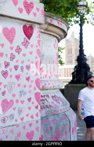 Il National Covid Memorial Wall è visibile lungo il Tamigi di fronte al Parlamento nel centro di Londra. Foto Stock