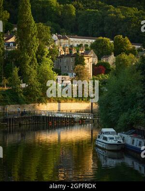 Case sulle rive dell'Avon Foto Stock