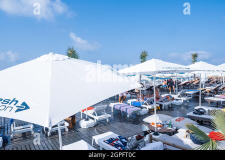 Sariyer, Istanbul, Turchia - 07.17.2021: Beach club di lusso BURC posto a Kilyos e zona costiera con un sacco di persone che si stendono su lettini sotto Foto Stock