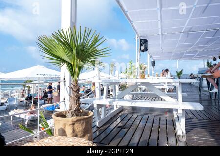 Sariyer, Istanbul, Turchia - 07.17.2021: Spiaggia di lusso BURC club zona riposo a Kilyos e zona costiera con un sacco di persone che si stendono su lettini Foto Stock