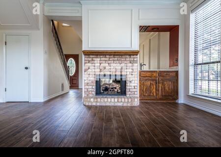 Soggiorno vuoto in una residenza privata con camino Foto Stock