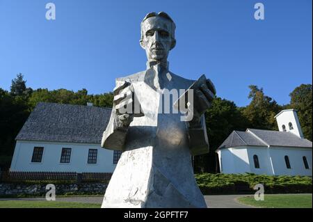 CROAZIA, Smiljan, Museo Nikola Tesla, luogo di nascita dell'inventore e del fisico Nikola Tesla nato 10.7.1856, morto 7.1.1943 / KROATIEN, Smiljan, Museo Nikola Tesla, der Erfinder und Physiker Nikola Tesla wurde hier 1856 geboren, nach Nikola Tesla ist seit 1960 die physickalische Einheit der magnesiken Flussannt, Nach Nikola Tesla benannte sich Tesla Inc. Von Elon Musk, dem kalifornischen Hersteller von Elektroautos mit Wechselstrommotor Foto Stock