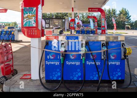 Denham, Regno Unito. 29 settembre 2021. Solo il negozio era aperto al distributore di benzina esso sulla A40 Oxford Road a Denham oggi, dato che le forniture di carburante erano nuovamente esauribili. Negli ultimi giorni è proseguito l’acquisto di benzina e diesel da panico a causa della carenza di conducenti che effettuano consegne di carburante a seguito della Brexit e del Covid-19 PandemicCredit: Maureen McLean/Alamy Live News Foto Stock