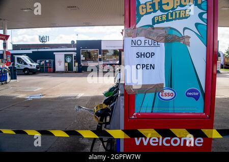 Denham, Regno Unito. 29 settembre 2021. Solo il negozio era aperto al distributore di benzina esso sulla A40 Oxford Road a Denham oggi, dato che le forniture di carburante erano nuovamente esauribili. Negli ultimi giorni è proseguito l’acquisto di benzina e diesel da parte del panico a causa della carenza di conducenti che effettuano consegne di carburante a seguito della Brexit e della pandemia del Covid-19. Credit: Maureen McLean/Alamy Live News Foto Stock