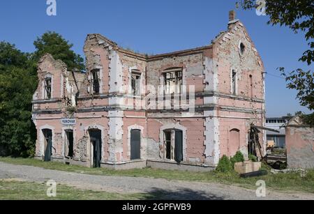 CROAZIA, Vukovar, dopoguerra della guerra tra serbi e croati 1991-95, distrutta stazione ferroviaria / KROATIEN, Vukovar, Kriegsschäden des Balkankrieges zwischen Serben und Kroaten 1991-95, zerschossener Bahnhof, Nach ersten bewaffneten Auseinandersetzungen seit mai 1991 in der ostkroatischen Stadt Vukovar fand die Schlacht um die Stadt an der Donau vom 14. Settembre fino al 20. Novembre 1991, statt. Foto Stock