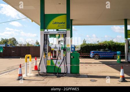 Denham, Regno Unito. 29 settembre 2021. Solo il negozio è stato aperto al distributore di benzina BP sulla A40 Oxford Road a Denham oggi, dato che le forniture di carburante erano nuovamente esaurite. Negli ultimi giorni è proseguito l’acquisto di benzina e diesel da parte del panico a causa della carenza di conducenti che effettuano consegne di carburante a seguito della Brexit e della pandemia del Covid-19. Credit: Maureen McLean/Alamy Live News Foto Stock