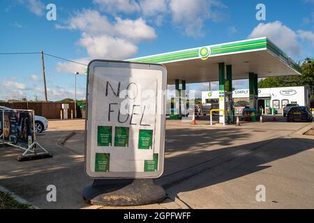 Denham, Regno Unito. 29 settembre 2021. Solo il negozio è stato aperto al distributore di benzina BP sulla A40 Oxford Road a Denham oggi, dato che le forniture di carburante erano nuovamente esaurite. Negli ultimi giorni è proseguito l’acquisto di benzina e diesel da parte del panico a causa della carenza di conducenti che effettuano consegne di carburante a seguito della Brexit e della pandemia del Covid-19. Credit: Maureen McLean/Alamy Live News Foto Stock