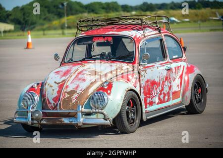 THRUXTOM,HAMPSHIRE/REGNO UNITO-LUGLIO 17 2021: Un Volkswagon Beetle personalizzato e angosciato si trova presso il Thruxton Motorsport Center il Sabato. Foto Stock