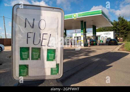 Denham, Regno Unito. 29 settembre 2021. Solo il negozio è stato aperto al distributore di benzina BP sulla A40 Oxford Road a Denham oggi, dato che le forniture di carburante erano nuovamente esaurite. Negli ultimi giorni è proseguito l’acquisto di benzina e diesel da parte del panico a causa della carenza di conducenti che effettuano consegne di carburante a seguito della Brexit e della pandemia del Covid-19. Credit: Maureen McLean/Alamy Live News Foto Stock