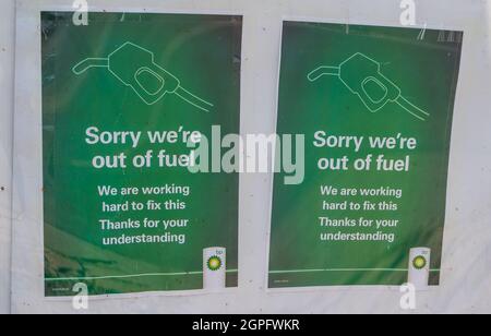 Denham, Regno Unito. 29 settembre 2021. Solo il negozio è stato aperto al distributore di benzina BP sulla A40 Oxford Road a Denham oggi, dato che le forniture di carburante erano nuovamente esaurite. Negli ultimi giorni è proseguito l’acquisto di benzina e diesel da parte del panico a causa della carenza di conducenti che effettuano consegne di carburante a seguito della Brexit e della pandemia del Covid-19. Credit: Maureen McLean/Alamy Live News Foto Stock