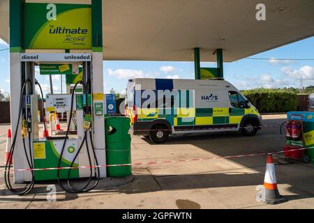 Denham, Regno Unito. 29 settembre 2021. Oggi non era disponibile carburante per riempire un'ambulanza. Solo il negozio è stato aperto al distributore di benzina BP sulla A40 Oxford Road a Denham oggi, dato che le forniture di carburante erano nuovamente esaurite. Negli ultimi giorni è proseguito l’acquisto di benzina e diesel da parte del panico a causa della carenza di conducenti che effettuano consegne di carburante a seguito della Brexit e della pandemia del Covid-19. Credit: Maureen McLean/Alamy Live News Foto Stock