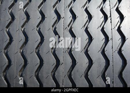 Primo piano sullo sfondo della texture del sistema di protezione pneumatici del trackor. Foto Stock