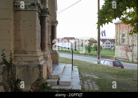 CROAZIA, Pakrac, dopoguerra della guerra tra serbi e croati 1991-95, distrutta chiesa ortodossa serba e casa vescovile / KROATIEN, Pakrac, Kriegsschäden des Balkankrieges zwischen Serben und Kroaten 1991-95, Pakrac blieb während der Zeit des Kroatienkriegs in kroatischer Hand tart de Hwurstadt umkämpft. Zerstörte Serbisch-ortodoxe Dreifaltigkeitskirche und Bischofshaus Foto Stock