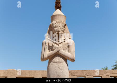 La statua di Ramses II nel tempio di Amun-RA a Karnak, Luxor, Egitto. Foto Stock