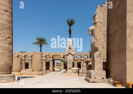 La statua di Ramses II con sua figlia Merit-Amon nel tempio di Amun-RA a Karnak, Luxor, Egitto. Foto Stock