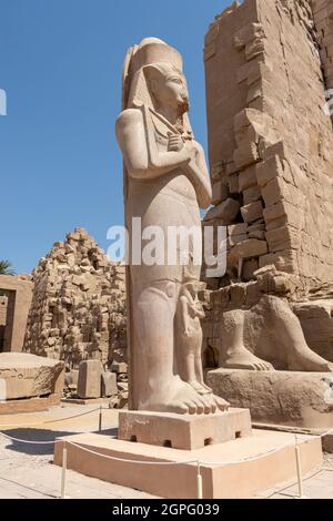 La statua di Ramses II con sua figlia Merit-Amon nel tempio di Amun-RA a Karnak, Luxor, Egitto. Foto Stock