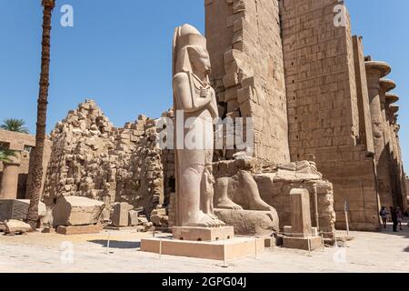 La statua di Ramses II con sua figlia Merit-Amon nel tempio di Amun-RA a Karnak, Luxor, Egitto. Foto Stock