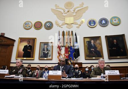 Washington, Stati Uniti. 29 settembre 2021. Il Segretario della Difesa Lloyd J. Austin (C), Presidente dei Capi congiunti del personale Gen. Mark A. Milley (L) e del corpo Marino Gen. Kenneth F. McKenzie (R), comandante del comando centrale degli Stati Uniti, Testimoniate dinanzi al Comitato dei servizi Armed della Camera sulla conclusione di operazioni militari in Afghanistan presso l'edificio Rayburn House Office a Capitol Hill mercoledì 29 settembre 2021 a Washington, DC. Foto piscina di Olivier Doulier/UPI Credit: UPI/Alamy Live News Foto Stock