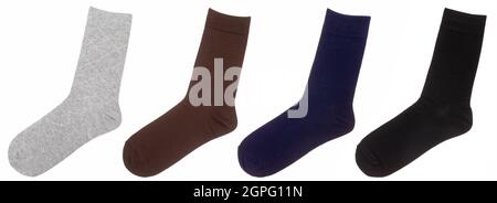Quattro calzini in cotone di vari colori isolati su sfondo bianco Foto Stock