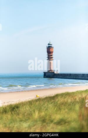 Le feu de Saint-Pol est un phare situé au bout de la jetée ouest du port de Dunkerque, inscritto aux monumenti storici Foto Stock