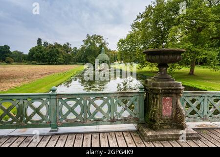La Gloriette de l’Île d’Amour dans le jardin anglais du Château de Chantilly, Francia, Oise, automne Foto Stock