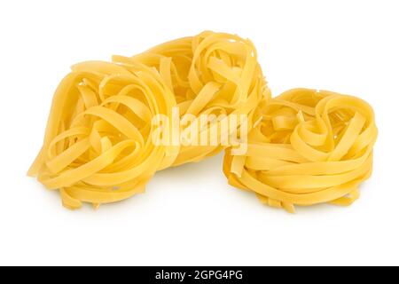 Tagliatelle grezze isolate su fondo bianco con percorso di ritaglio e piena profondità di campo Foto Stock