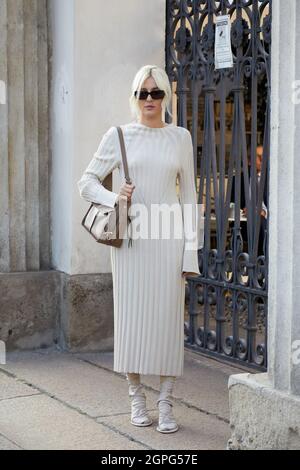 MILANO, ITALIA - 24 SETTEMBRE 2021: Eleonora Carisi prima della sfilata di moda di Tod, Milano Fashion Week Street Style Foto Stock