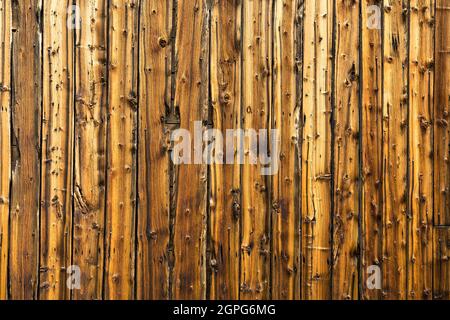 Vecchio stalla verticale con intemperie legno di lato sfondo Foto Stock