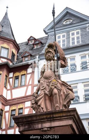 La Fontana di Minerva di fronte agli edifici storici a graticcio a Romer, Francoforte, Germania. Foto Stock