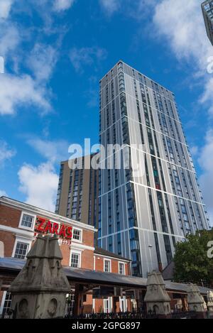 Il Bank Birmingham ha recentemente costruito un alto blocco di appartamenti su Broad Street nel centro di Birmingham Foto Stock