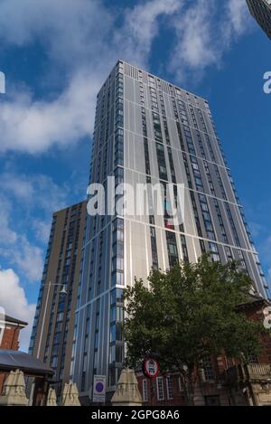 Il Bank Birmingham ha recentemente costruito un alto blocco di appartamenti su Broad Street nel centro di Birmingham Foto Stock