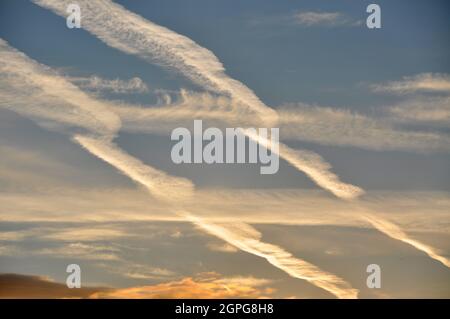 Contrasta in un cielo blu, causato dalle emissioni dei motori a reazione degli aerei nei cieli affollati sopra Manchester, Inghilterra Foto Stock