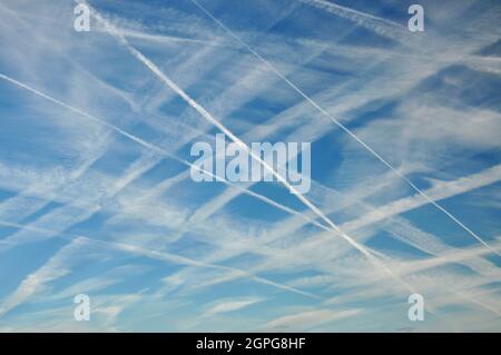 Contrasta in un cielo blu, causato dalle emissioni dei motori a reazione degli aerei nei cieli affollati sopra Manchester, Inghilterra Foto Stock
